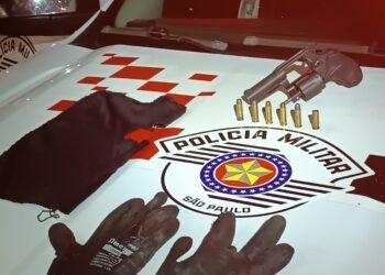 PM prende criminoso após roubo com vítima retida #PraCegoVer: imagem mostra viatura da Polícia Militar em atendimento de ocorrência policial durante ação no bairro Cidade Jardim.
