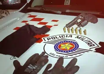 PM prende criminoso após roubo com vítima retida #PraCegoVer: imagem mostra viatura da Polícia Militar em atendimento de ocorrência policial durante ação no bairro Cidade Jardim.