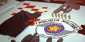 PM prende criminoso após roubo com vítima retida #PraCegoVer: imagem mostra viatura da Polícia Militar em atendimento de ocorrência policial durante ação no bairro Cidade Jardim.