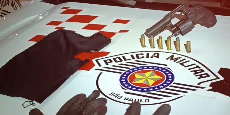 PM prende criminoso após roubo com vítima retida #PraCegoVer: imagem mostra viatura da Polícia Militar em atendimento de ocorrência policial durante ação no bairro Cidade Jardim.