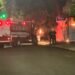 incêndio destrói loja Shopping da Variedade em Cosmópolis #PraCegoVer: Caminhão do Corpo de Bombeiros combate incêndio durante a noite em estabelecimento comercial na região central de Cosmópolis. As chamas atingem o imóvel ao lado enquanto equipes trabalham no isolamento da área.