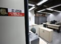 primeira DDM 24 horas do ABC Paulista em São Bernardo do Campo #PraCegoVer: imagem mostra sala de investigação da Delegacia da Mulher com mesas, computadores e estrutura preparada para atendimento especializado às vítimas de violência doméstica.