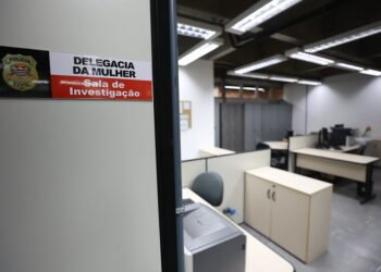 primeira DDM 24 horas do ABC Paulista em São Bernardo do Campo #PraCegoVer: imagem mostra sala de investigação da Delegacia da Mulher com mesas, computadores e estrutura preparada para atendimento especializado às vítimas de violência doméstica.