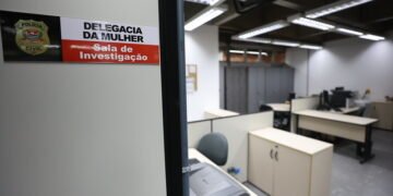 primeira DDM 24 horas do ABC Paulista em São Bernardo do Campo #PraCegoVer: imagem mostra sala de investigação da Delegacia da Mulher com mesas, computadores e estrutura preparada para atendimento especializado às vítimas de violência doméstica.
