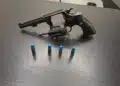 BAEP prende homem com arma de fogo em Nova Odessa #PraCegoVer imagem mostra uma arma apreendida sobre uma superfície, representando ocorrência policial registrada em Nova Odessa.