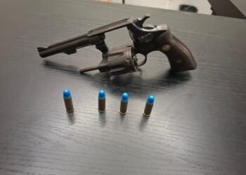 BAEP prende homem com arma de fogo em Nova Odessa #PraCegoVer imagem mostra uma arma apreendida sobre uma superfície, representando ocorrência policial registrada em Nova Odessa.