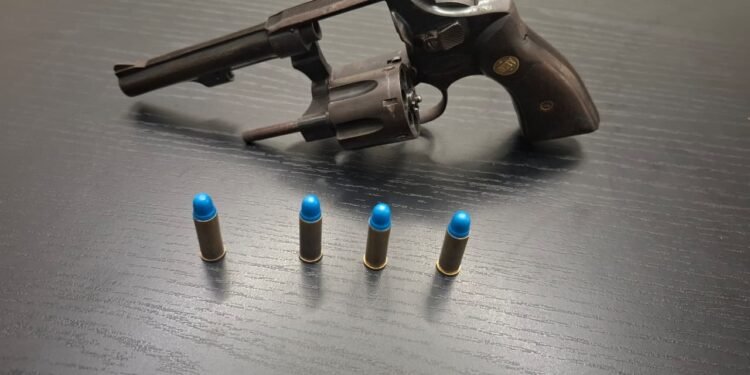 BAEP prende homem com arma de fogo em Nova Odessa #PraCegoVer imagem mostra uma arma apreendida sobre uma superfície, representando ocorrência policial registrada em Nova Odessa.
