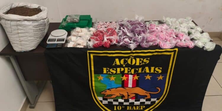 BAEP apreende drogas em casa no Jardim São Domingos #PraCegoVer imagem mostra drogas, balanças de precisão e microtubos vazios apreendidos durante ação policial em Sumaré.