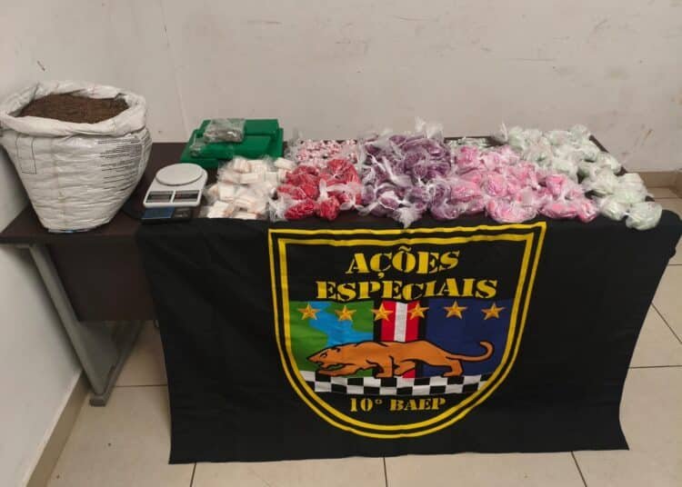 BAEP apreende drogas em casa no Jardim São Domingos #PraCegoVer imagem mostra drogas, balanças de precisão e microtubos vazios apreendidos durante ação policial em Sumaré.