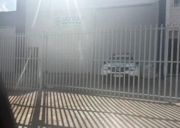 trabalhador morre em acidente na Yongli #PraCegoVer imagem mostra área industrial isolada após acidente de trabalho com bobina de correias industriais