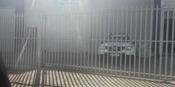 trabalhador morre em acidente na Yongli #PraCegoVer imagem mostra área industrial isolada após acidente de trabalho com bobina de correias industriais