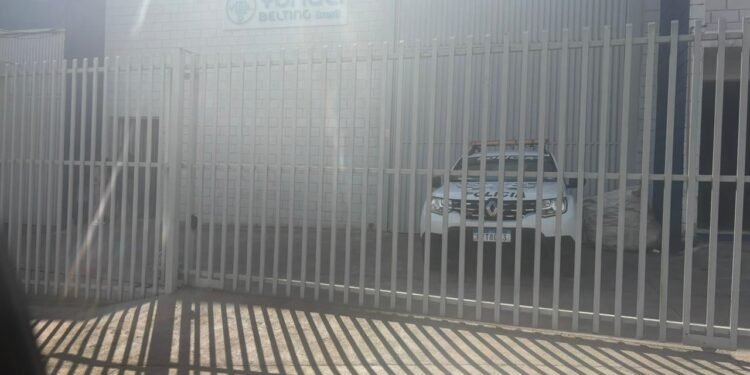 trabalhador morre em acidente na Yongli #PraCegoVer imagem mostra área industrial isolada após acidente de trabalho com bobina de correias industriais