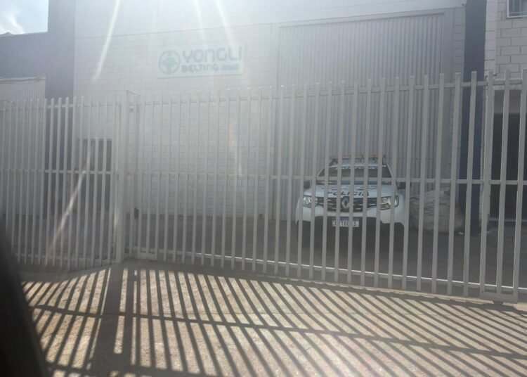 trabalhador morre em acidente na Yongli #PraCegoVer imagem mostra área industrial isolada após acidente de trabalho com bobina de correias industriais