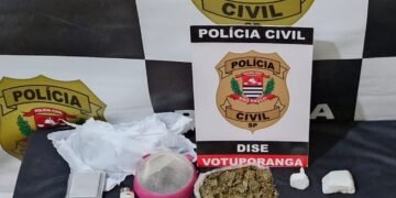 DISE prende traficante no Jardim Redentora em Nhandeara #PraCegoVer policiais civis durante operação com drogas, dinheiro e materiais usados para embalagem apreendidos em uma residência