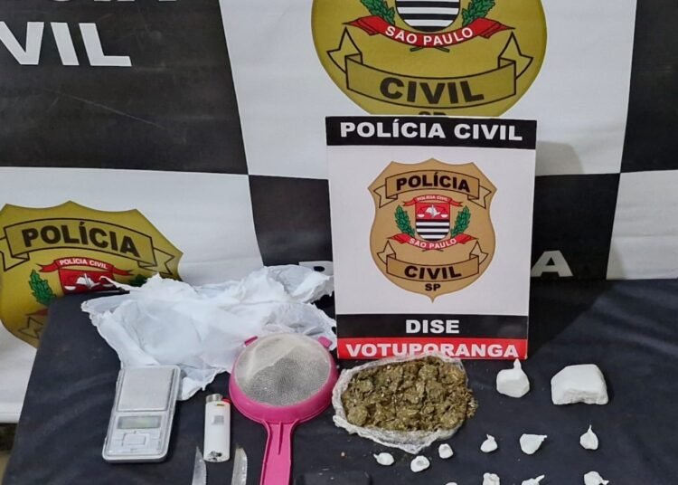 DISE prende traficante no Jardim Redentora em Nhandeara #PraCegoVer policiais civis durante operação com drogas, dinheiro e materiais usados para embalagem apreendidos em uma residência