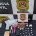 DISE prende traficante no Jardim Redentora em Nhandeara #PraCegoVer policiais civis durante operação com drogas, dinheiro e materiais usados para embalagem apreendidos em uma residência
