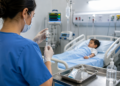 técnica de enfermagem nega erro que causou morte de criança #PraCegoVer: imagem ilustrativa mostra ambiente hospitalar com profissionais de saúde e equipamentos utilizados em atendimento pediátrico.