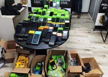 Operação Famulus contra grupo que desviava máquinas de cartão #PraCegoVer: policiais civis exibem máquinas de cartão, celulares e equipamentos apreendidos durante investigação contra organização criminosa.