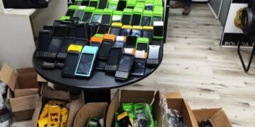 Operação Famulus contra grupo que desviava máquinas de cartão #PraCegoVer: policiais civis exibem máquinas de cartão, celulares e equipamentos apreendidos durante investigação contra organização criminosa.