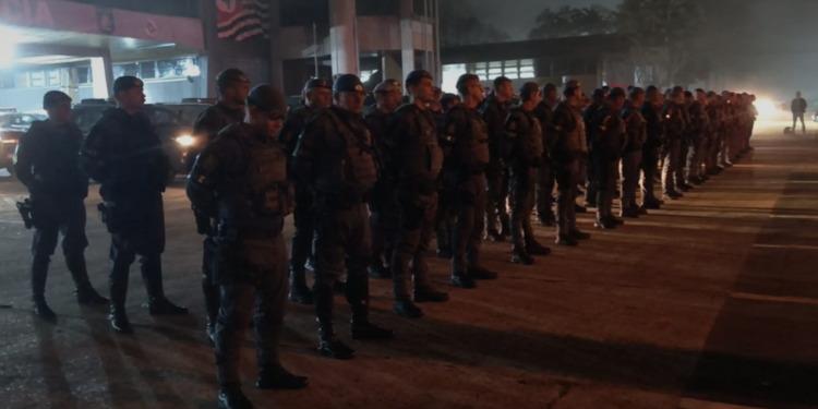 Operação Covo de Arenque contra lideranças do PCC em Ribeirão Preto #PraCegoVer: equipes especializadas do Ministério Público e da Polícia Militar participam de ação para cumprimento de mandados contra integrantes de organização criminosa.