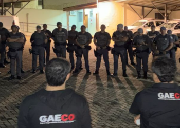 Operação Torneira contra tráfico interestadual e lavagem de dinheiro do PCC #PraCegoVer: agentes das forças de segurança participam do cumprimento de mandados durante investigação contra organização criminosa e esquema milionário de lavagem de capitais.