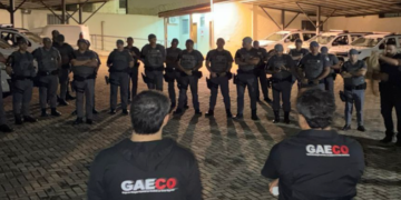 Operação Torneira contra tráfico interestadual e lavagem de dinheiro do PCC #PraCegoVer: agentes das forças de segurança participam do cumprimento de mandados durante investigação contra organização criminosa e esquema milionário de lavagem de capitais.