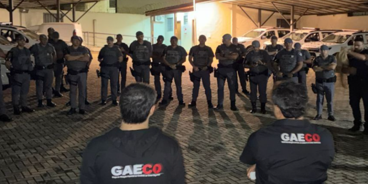 Operação Torneira contra tráfico interestadual e lavagem de dinheiro do PCC #PraCegoVer: agentes das forças de segurança participam do cumprimento de mandados durante investigação contra organização criminosa e esquema milionário de lavagem de capitais.
