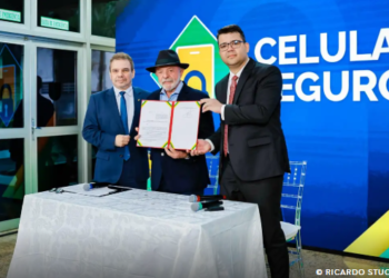 Celular Seguro em política permanente para combater roubo de aparelhos #PraCegoVer: pessoa utiliza aplicativo de segurança em smartphone enquanto consulta informações sobre bloqueio e recuperação de celulares.
