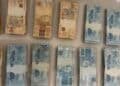 GAECO deflagra operação Rei do Pix mira desvio na Câmara de Catanduva #PraCegoVer imagem mostra maços de dinheiro de 100, 50 e 20 reais encima de uma mesa, dinheiro apreendido na operação.