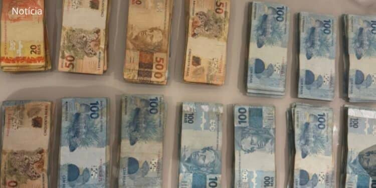 GAECO deflagra operação Rei do Pix mira desvio na Câmara de Catanduva #PraCegoVer imagem mostra maços de dinheiro de 100, 50 e 20 reais encima de uma mesa, dinheiro apreendido na operação.