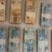 GAECO deflagra operação Rei do Pix mira desvio na Câmara de Catanduva #PraCegoVer imagem mostra maços de dinheiro de 100, 50 e 20 reais encima de uma mesa, dinheiro apreendido na operação.