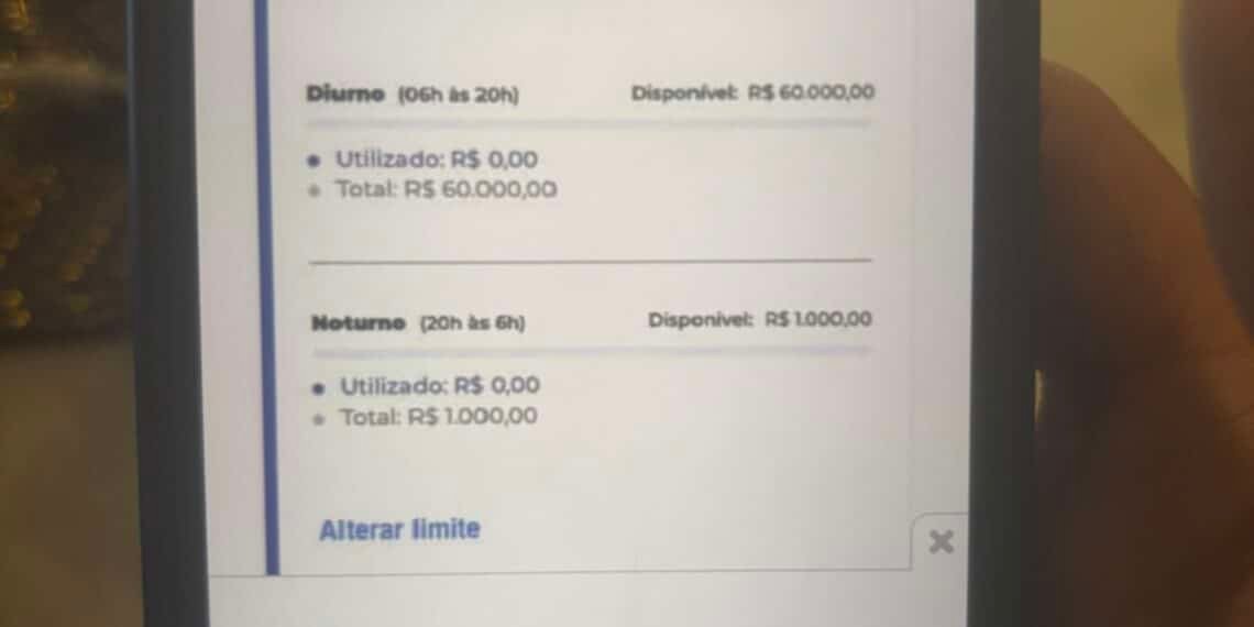 golpes com Pix por aproximação #PraCegoVer imagem mostra uma pessoa segurando um celular próximo de uma maquininha de cartão, representando pagamento digital e alerta de segurança contra furtos e uso indevido de carteira digital