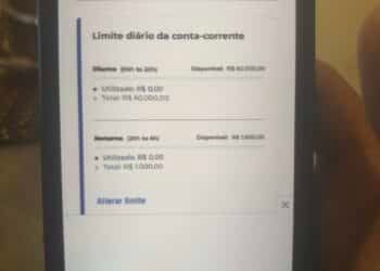 golpes com Pix por aproximação #PraCegoVer imagem mostra uma pessoa segurando um celular próximo de uma maquininha de cartão, representando pagamento digital e alerta de segurança contra furtos e uso indevido de carteira digital