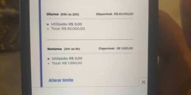 golpes com Pix por aproximação #PraCegoVer imagem mostra uma pessoa segurando um celular próximo de uma maquininha de cartão, representando pagamento digital e alerta de segurança contra furtos e uso indevido de carteira digital