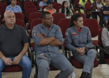 treinamento estadual de prevenção de incêndios florestais #PraCegoVer: autoridades, produtores rurais e equipes de emergência participam de atividade prática de combate ao fogo durante capacitação realizada em Olímpia.