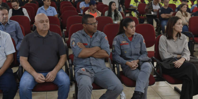 treinamento estadual de prevenção de incêndios florestais #PraCegoVer: autoridades, produtores rurais e equipes de emergência participam de atividade prática de combate ao fogo durante capacitação realizada em Olímpia.