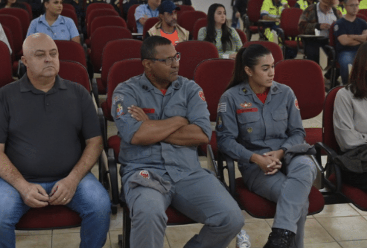 treinamento estadual de prevenção de incêndios florestais #PraCegoVer: autoridades, produtores rurais e equipes de emergência participam de atividade prática de combate ao fogo durante capacitação realizada em Olímpia.