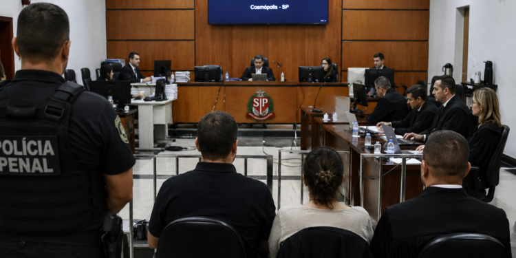 homem é condenado por tentativa de feminicídio após atacar companheira com marreta #PraCegoVer: imagem ilustrativa mostra plenário de julgamento criminal relacionado a caso de violência doméstica e tentativa de feminicídio.