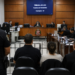 homem é condenado por tentativa de feminicídio após atacar companheira com marreta #PraCegoVer: imagem ilustrativa mostra plenário de julgamento criminal relacionado a caso de violência doméstica e tentativa de feminicídio.