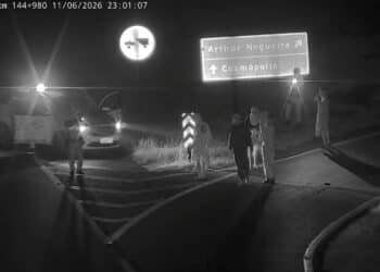 tentativa de roubo na SP-133 #PraCegoVer imagem mostra simulacro de arma de fogo e touca ninja apreendidos durante ocorrência policial em rodovia