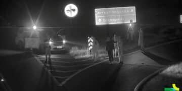 tentativa de roubo na SP-133 #PraCegoVer imagem mostra simulacro de arma de fogo e touca ninja apreendidos durante ocorrência policial em rodovia
