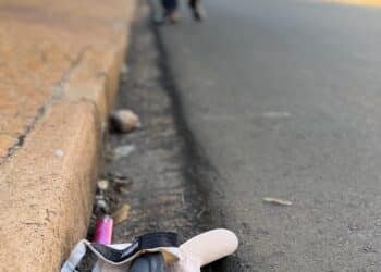 homem é morto a tiros no Jardim Belvedere #PraCegoVer viatura da Guarda Municipal preserva área de ocorrência policial em rua de bairro residencial durante investigação de homicídio