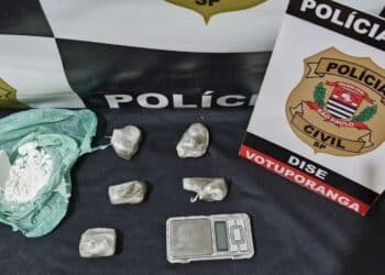 DISE prende casal por tráfico de drogas em Votuporanga #PraCegoVer imagem mostra drogas e balança digital apreendidas pela Polícia Civil durante ação da DISE no Jardim Botura
