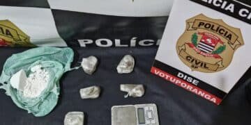 DISE prende casal por tráfico de drogas em Votuporanga #PraCegoVer imagem mostra drogas e balança digital apreendidas pela Polícia Civil durante ação da DISE no Jardim Botura