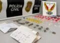 DISE fecha banca de drogas em Sumaré — #PraCegoVer: porções de cocaína, crack e maconha, celulares, dinheiro e folhas com anotações apreendidos durante operação policial.
