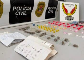 DISE fecha banca de drogas em Sumaré — #PraCegoVer: porções de cocaína, crack e maconha, celulares, dinheiro e folhas com anotações apreendidos durante operação policial.