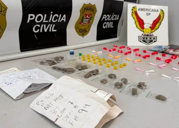 DISE fecha banca de drogas em Sumaré — #PraCegoVer: porções de cocaína, crack e maconha, celulares, dinheiro e folhas com anotações apreendidos durante operação policial.