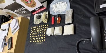 DISE prende traficante com dry ice e ecstasy em Votuporanga #PraCegoVer imagem mostra drogas apreendidas, dinheiro, celulares e objetos usados na investigação policial sobre tráfico de drogas.
