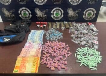 Apoio Tático apreende adolescente com 310 porções de drogas — #PraCegoVer: porções de maconha, cocaína e crack, dinheiro e celular apreendidos pela Guarda Civil Municipal.