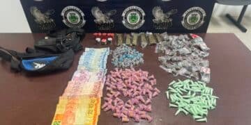 Apoio Tático apreende adolescente com 310 porções de drogas — #PraCegoVer: porções de maconha, cocaína e crack, dinheiro e celular apreendidos pela Guarda Civil Municipal.